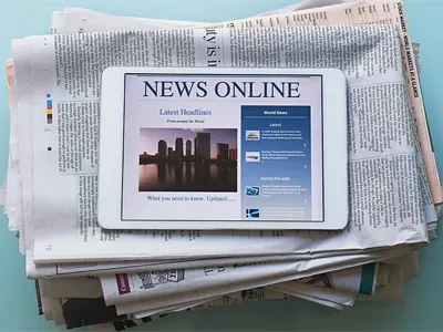 Helkurkostüümides väikesed liikluspolitseid