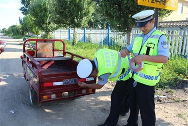 Väikesed helkurkleebised, valgustavad massid ohutult teelt välja