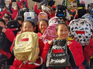 Kandke ülikoolilinnakusse helkurdavad koolikotid, et valgustada reisiteed