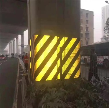 Peegeldav vihmamantli materjal hele helkurjoon vihmasel ööl,