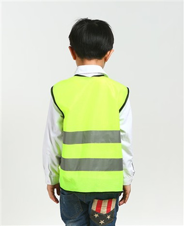 Helendavate kaitsevestide kandmine tagab, et teid märgatakse.